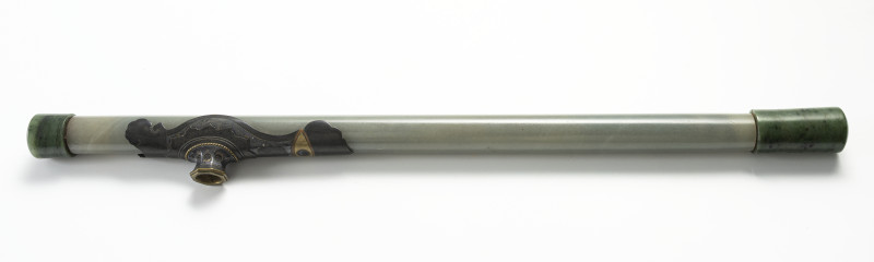 A fine opium pipe in two-tone jade with multicoloured metal and silver fittings - 图3
