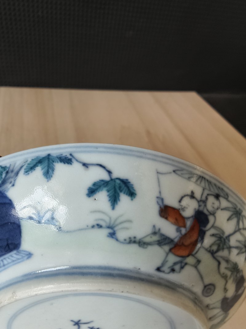 A 'Doucai' saucer with decoration of playing boys - 图5