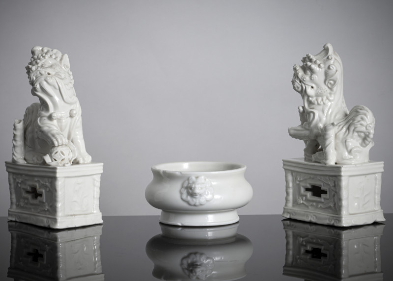 A pair of white-glazed Buddhist lions and incense burner made of Dehua porcelain - 图2