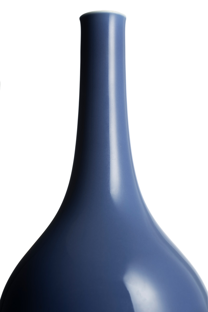 An unusual light purpleblue-glazed porcelain bottle vase - 图4