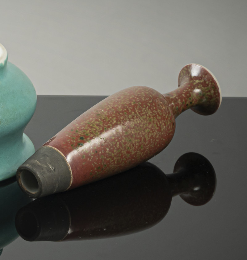 A fine 'Guanyin' porcelain vase with Peachbloom glaze on a wooden stand - 图3