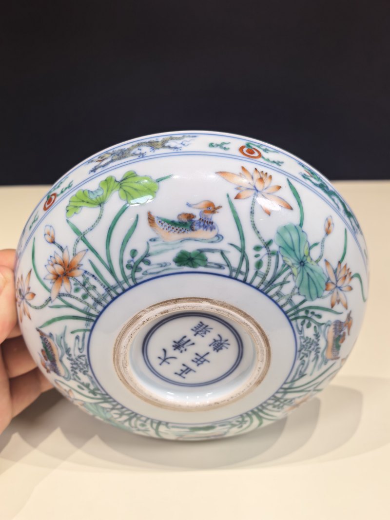 清雍正 斗彩鸳鸯荷塘图卧足盘一对 - 图18