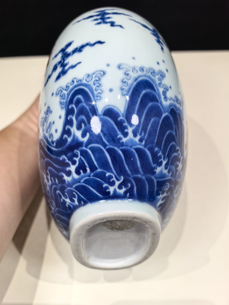 清乾隆 青花釉里红龙纹抱月瓶 - 图19