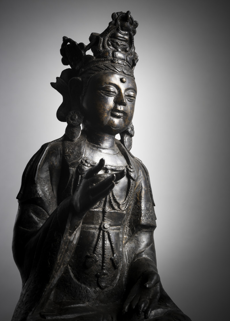 A large bronze figure of Guanyin seated on a lotus pedestal - 图3