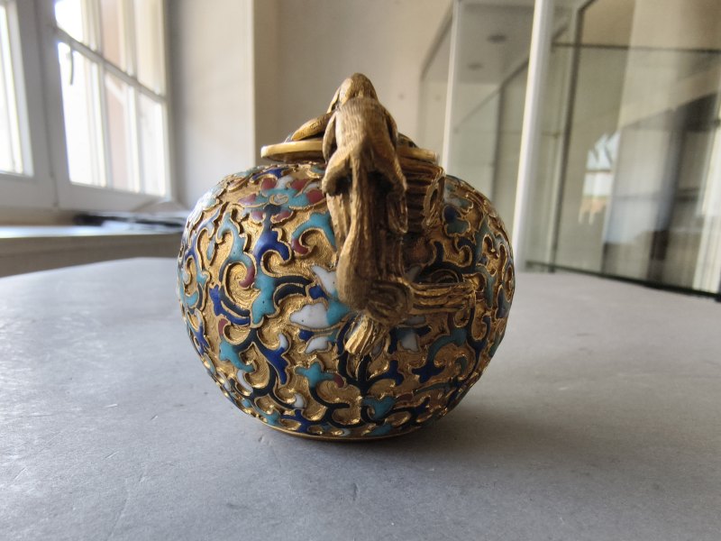 A fine gilt-bronze wine or teapot with champlevé decoration of lotus and foliage, the cover with a squirrel as knob - 图11