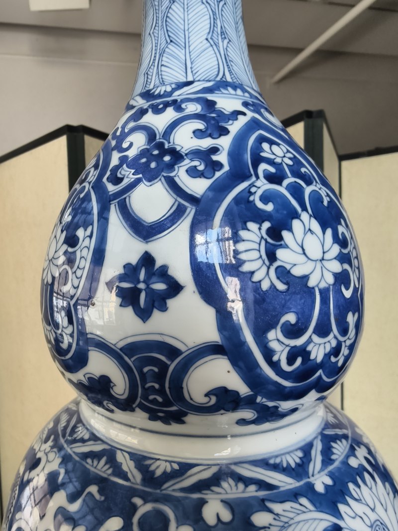 A large and rare 'triple gourd' porcelain vase with underglaze blue dragon decoration - 图29