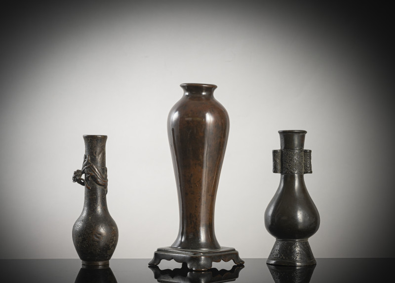 A group of three bronze vases - 图3