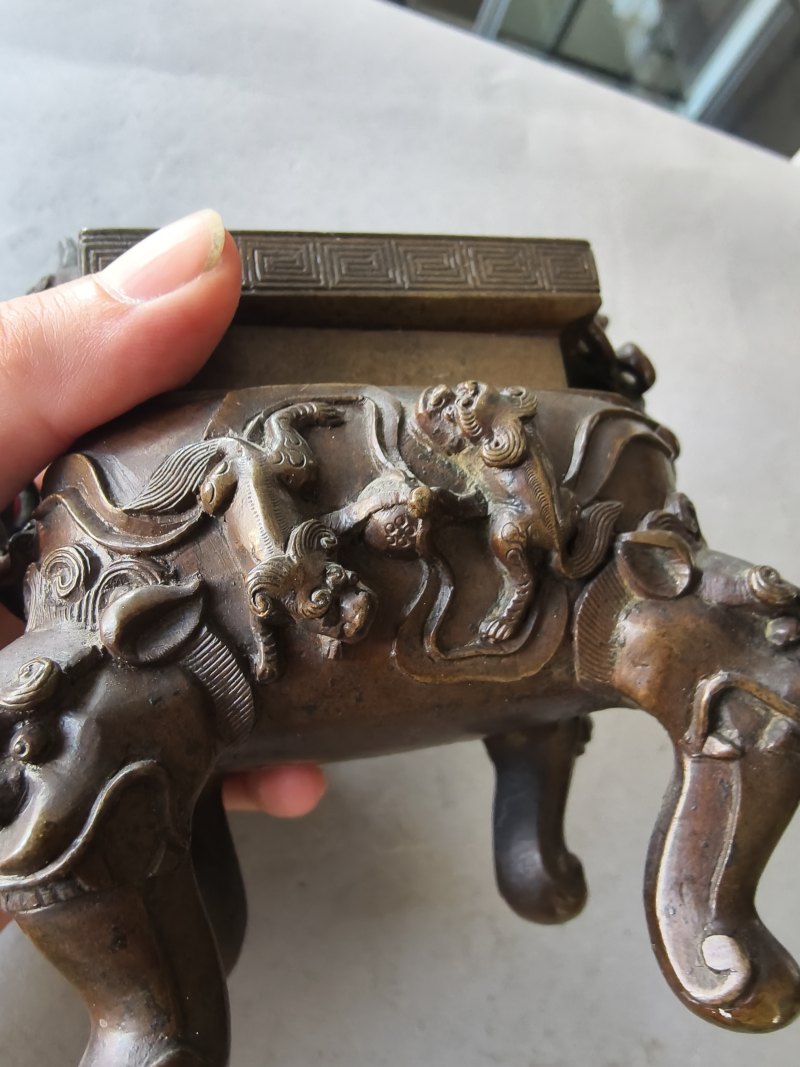 A bronze censer and a part-gilt 'gu'-shaped bronze vase - 图20
