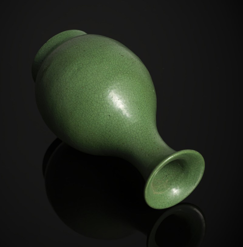 A small apple-green porcelain bottle vase - 图2