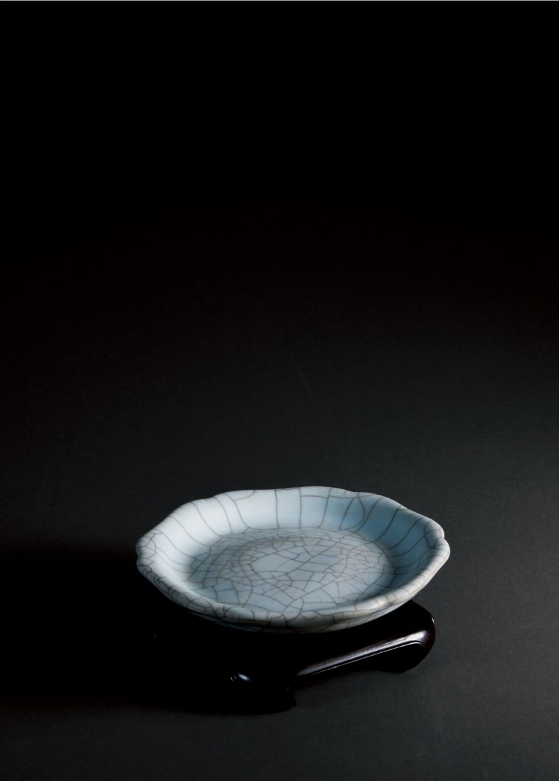 明·仿官釉葵口盘
