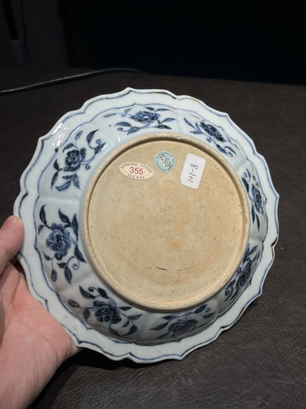 明宣德 青花折枝月季花瑞果纹菱花盘 - 图5