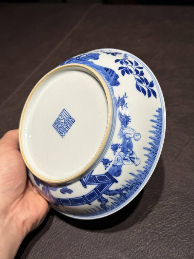 清乾隆 仿宣德青花庭院仕女纹盘 - 图13