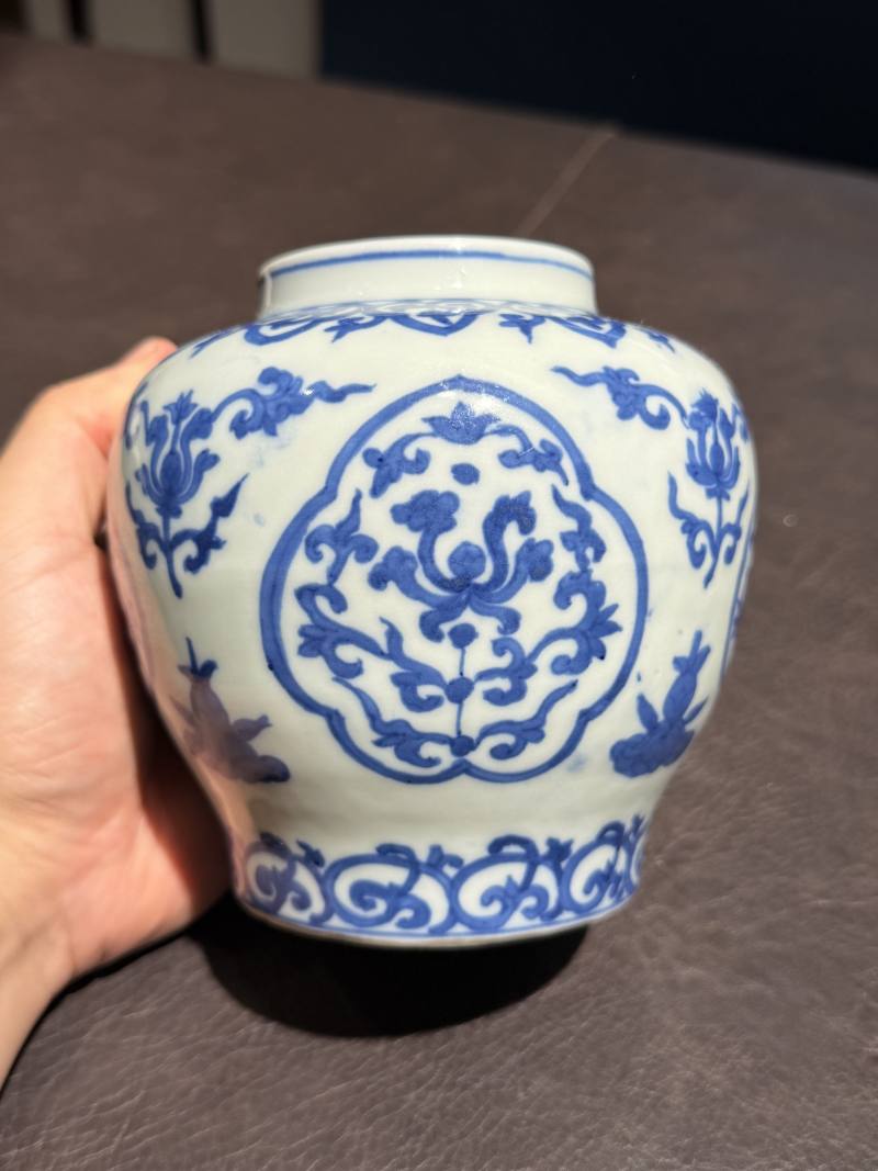 明嘉靖 仿成化青花折枝莲纹罐 - 图5