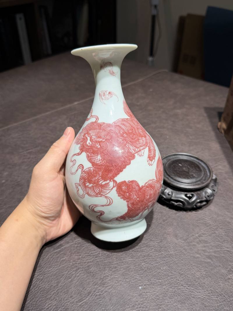 清道光 釉里红太狮少狮玉壶春瓶（配木座、老盒） - 图4