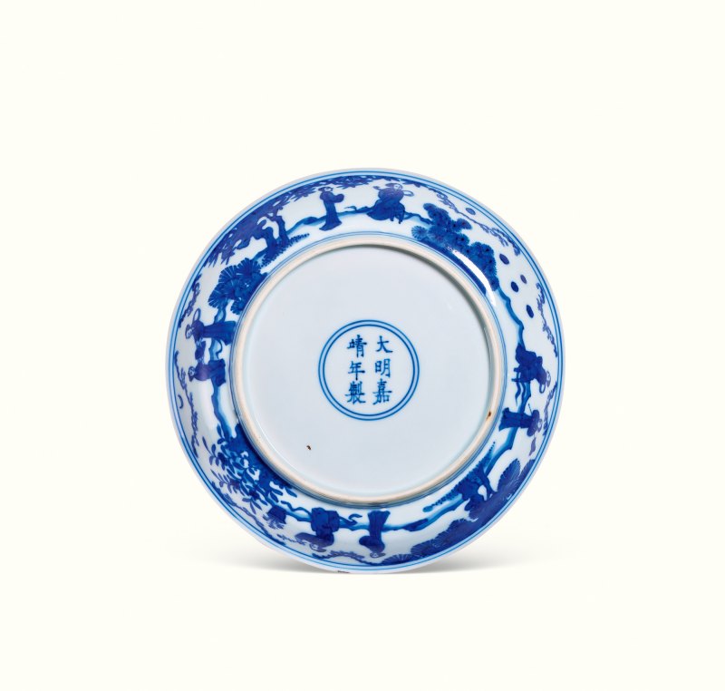 明嘉靖 青花庭院仕女图盘 - 图2