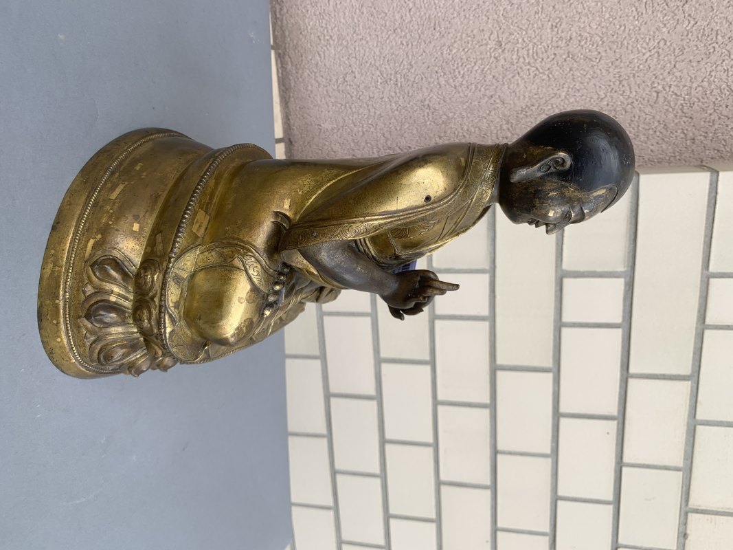 A large parcel gilt-bronze figure of a lama - 图7