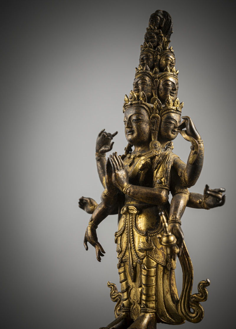 A GILT-BRONZE FIGURE OF EKADASHALOKESHVARA - 图3