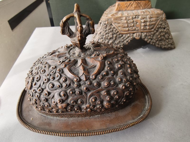 A COPPER EMBOSSED KAPALA WITH COVER ON STAND - 图20