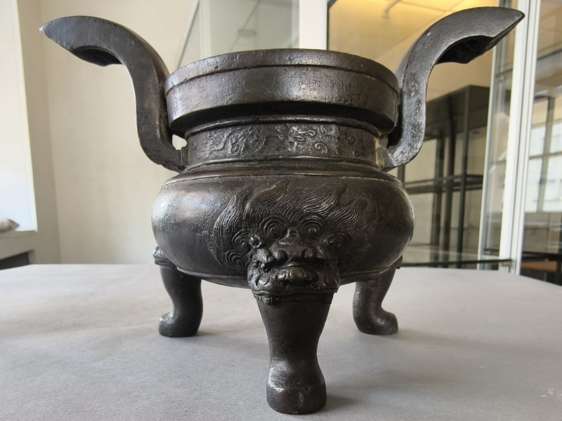 Two bronze incense burners, one on three legs, the second in the shape of a 'fang ding' - 图24