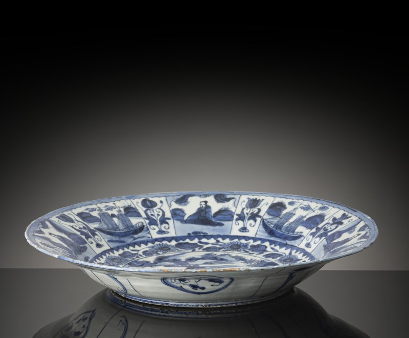 A blue and white Kraak figural porcelain charger - 图2