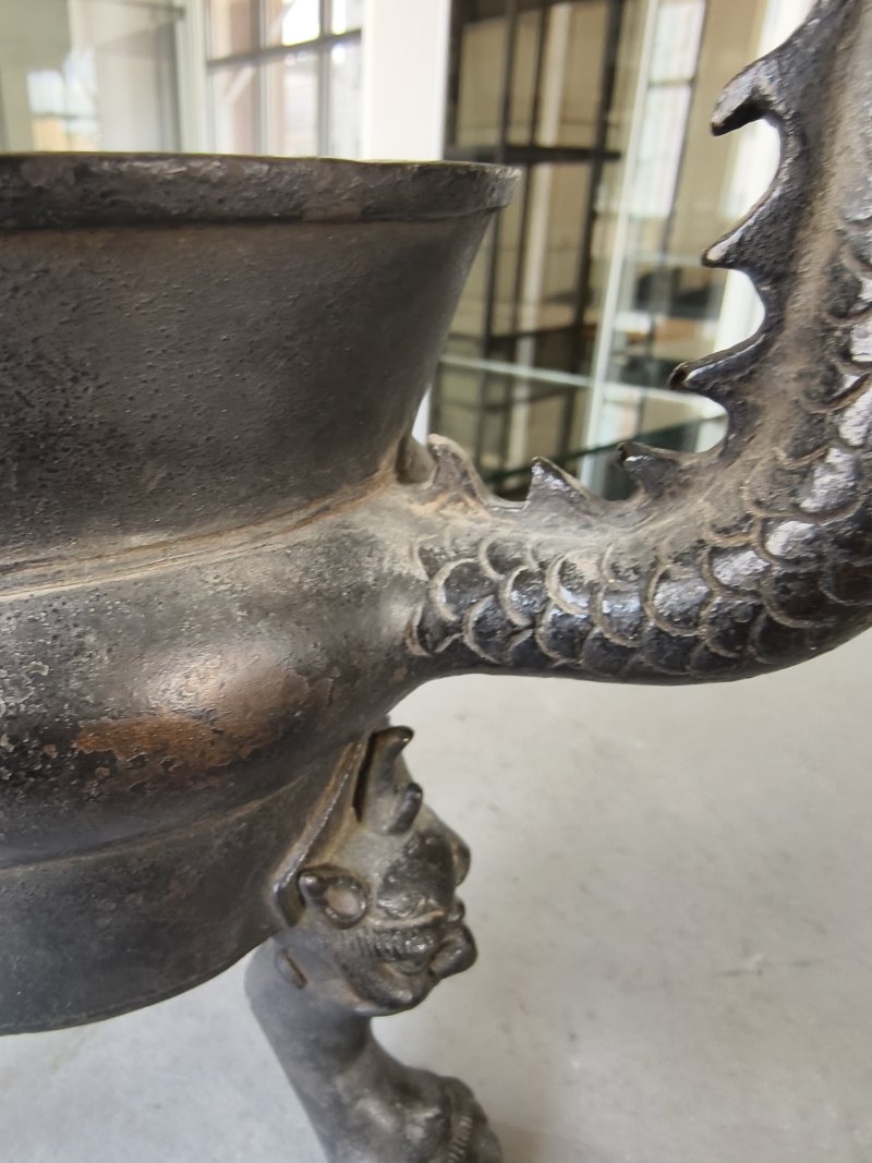 Ann unusual bronze censer on three feet with dragon handles - 图24