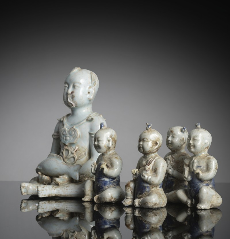A large 'qingbai' style porcelain sculpture of a boy holding a fish and four small boys - 图3