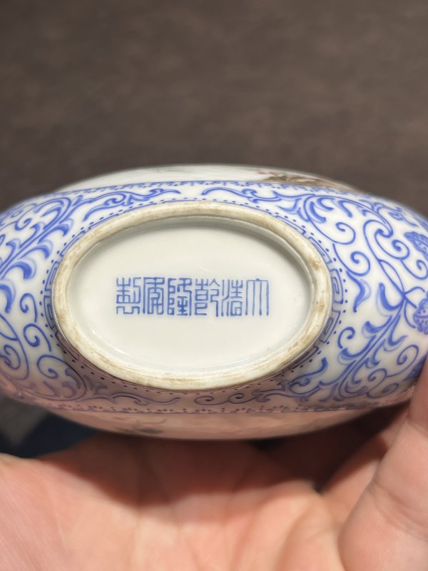 民国 珐琅彩“杏林春燕松鼠葡萄”纹抱月瓶 - 图14