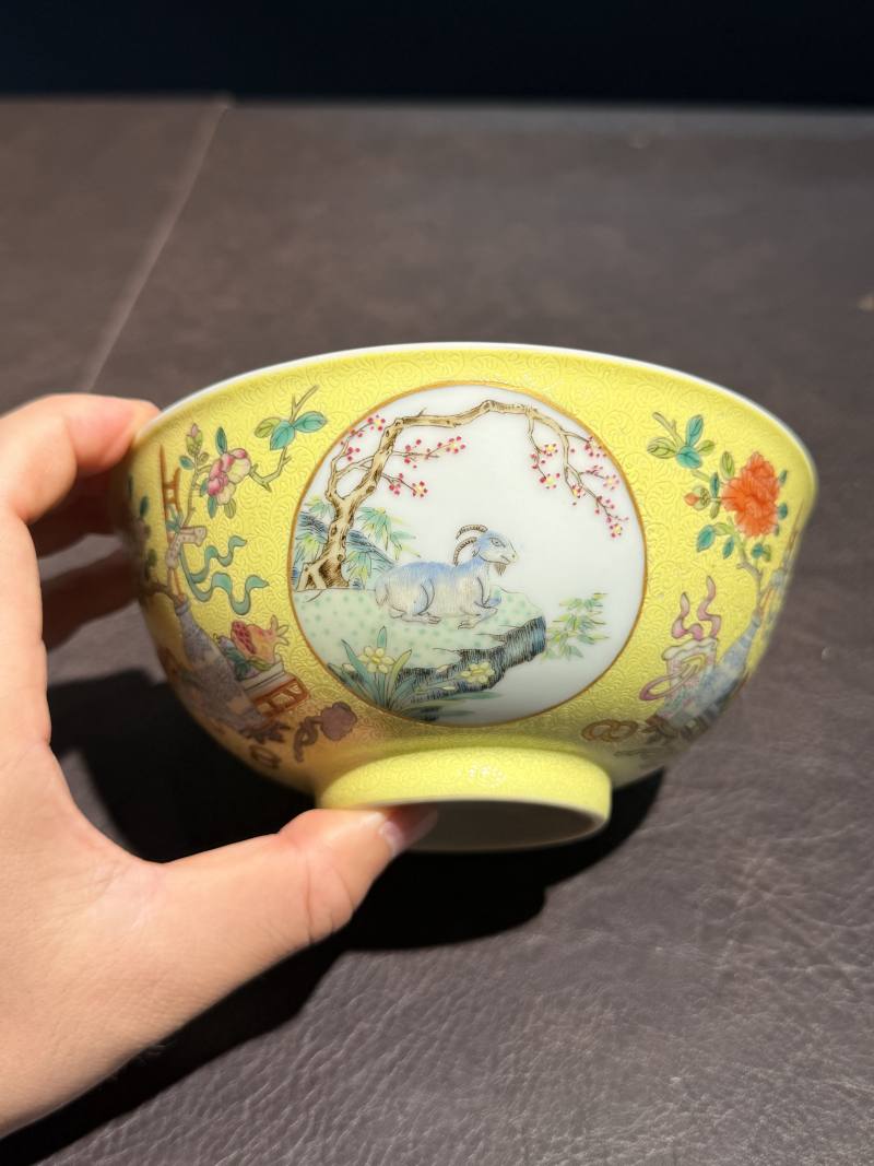 清光绪 内青花外黄地轧道粉彩开光三羊开泰图膳碗 - 图11