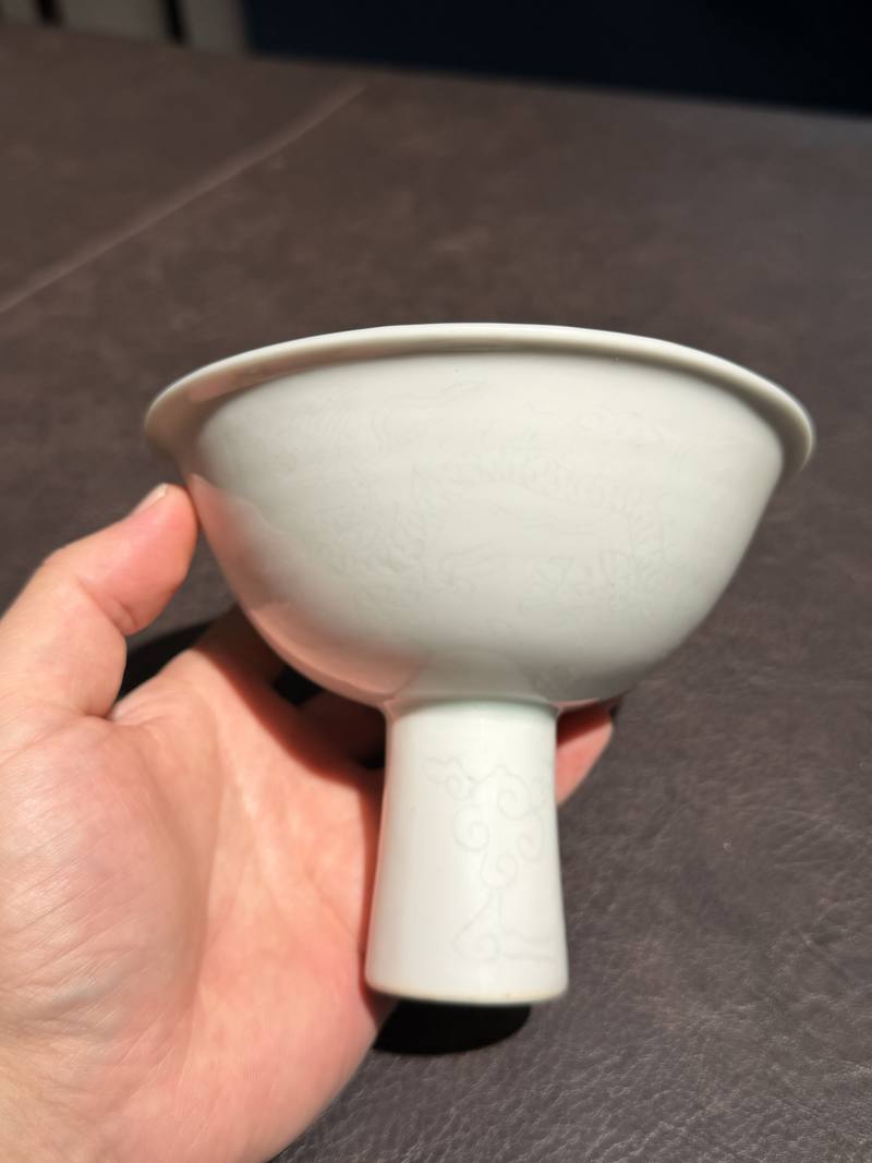 明嘉靖 白釉暗刻龙纹高足杯 - 图8