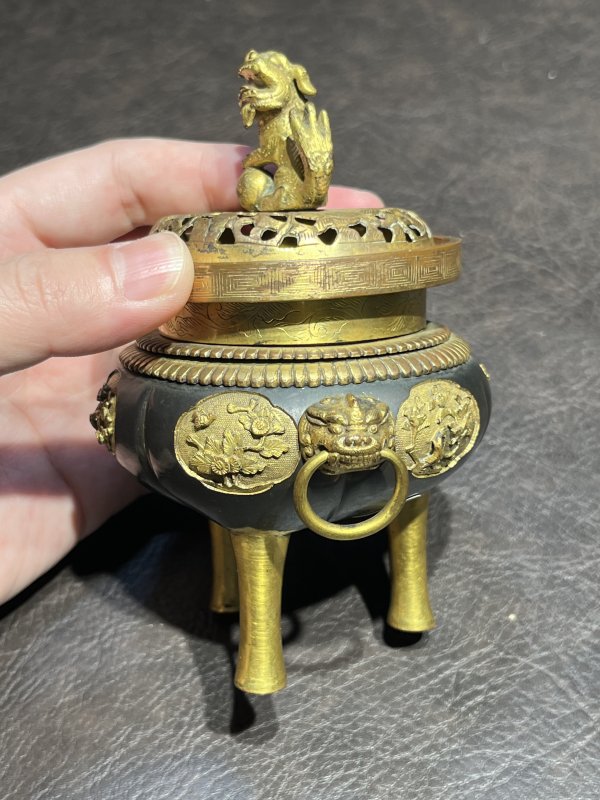 清乾隆 造办处乌铜鎏金錾花双耳狮钮三足炉 - 图5
