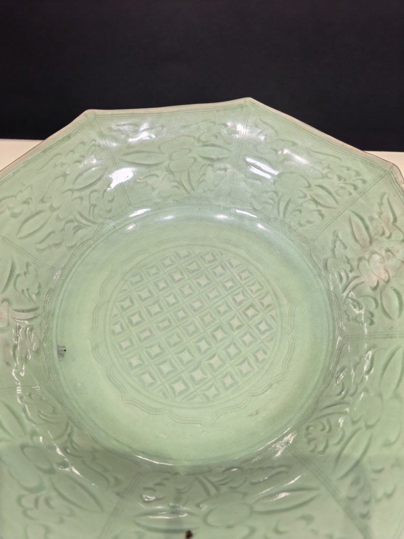明 龙泉窑青釉刻花金钱花卉纹八方盘 - 图4