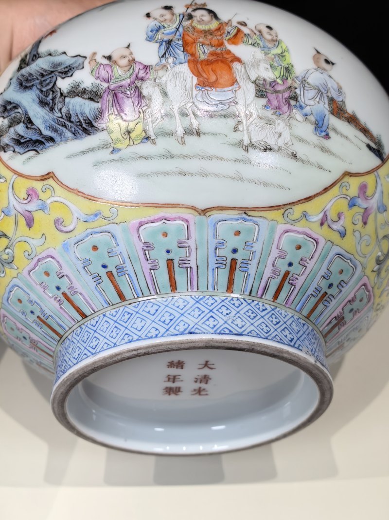 民国 黄地粉彩缠枝花卉开光婴戏故事图赏瓶 - 图7
