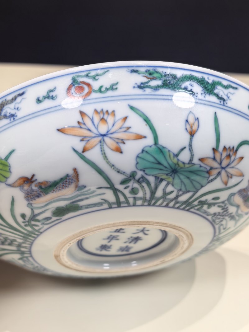 清雍正 斗彩鸳鸯荷塘图卧足盘一对 - 图19