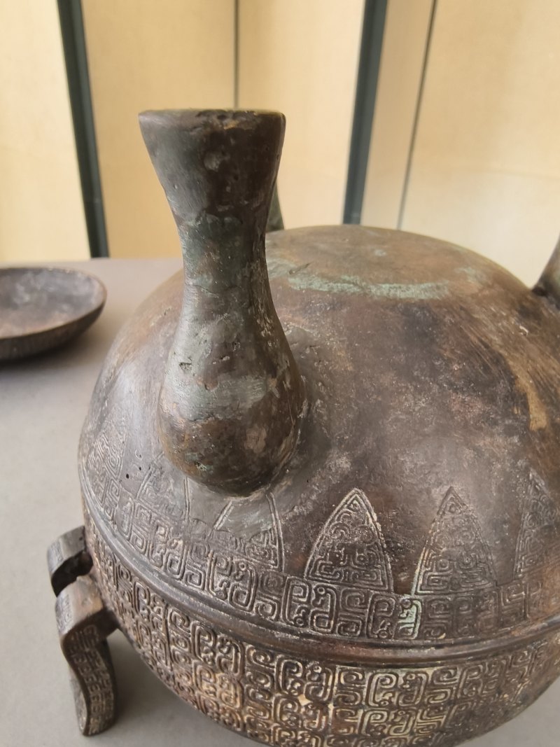 Three-legged bronze food vessel "ding" type - 图16