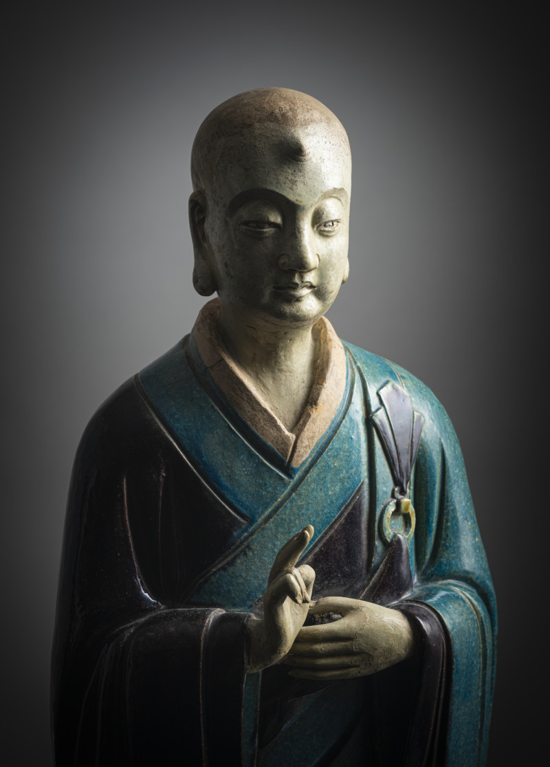 A large pottery figure of a standing Luohan with tricolour glaze, right hand raised - 图5