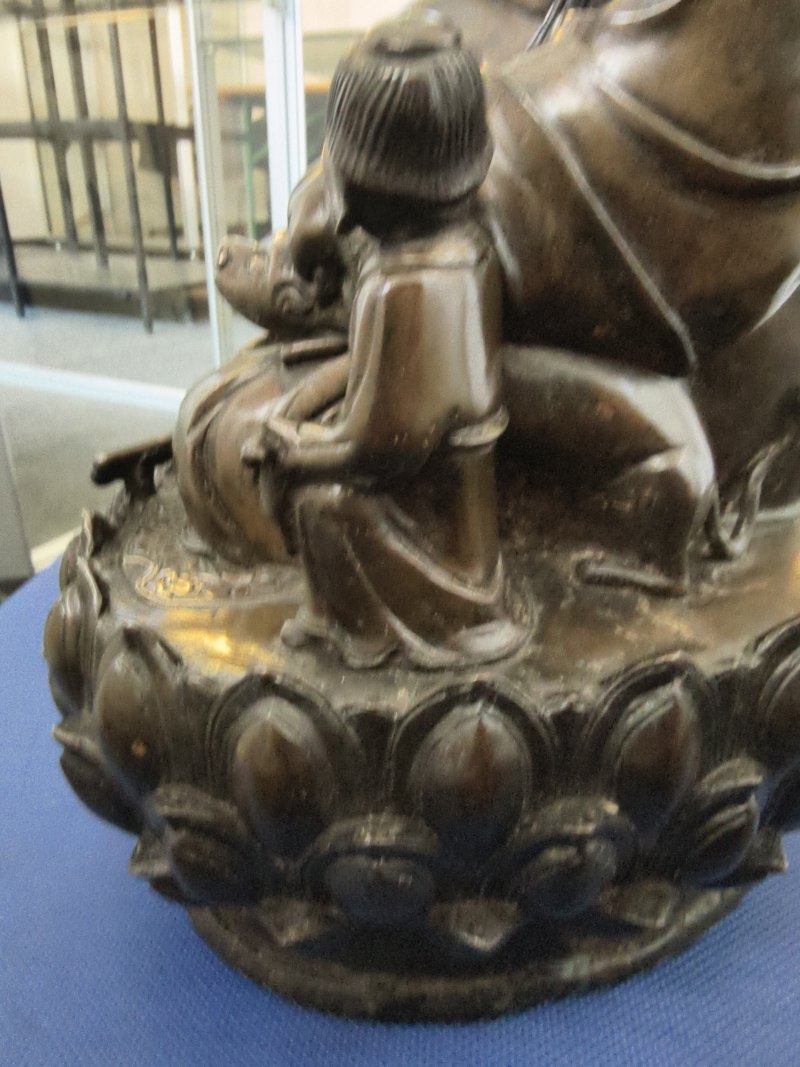 A large cast bronze figure of seated Budai with boys on a lotus pedestal - 图22