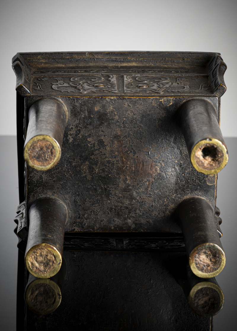 A bronze incense burner in the shape of the 'fang ding' food vessel in archaic style - 图4