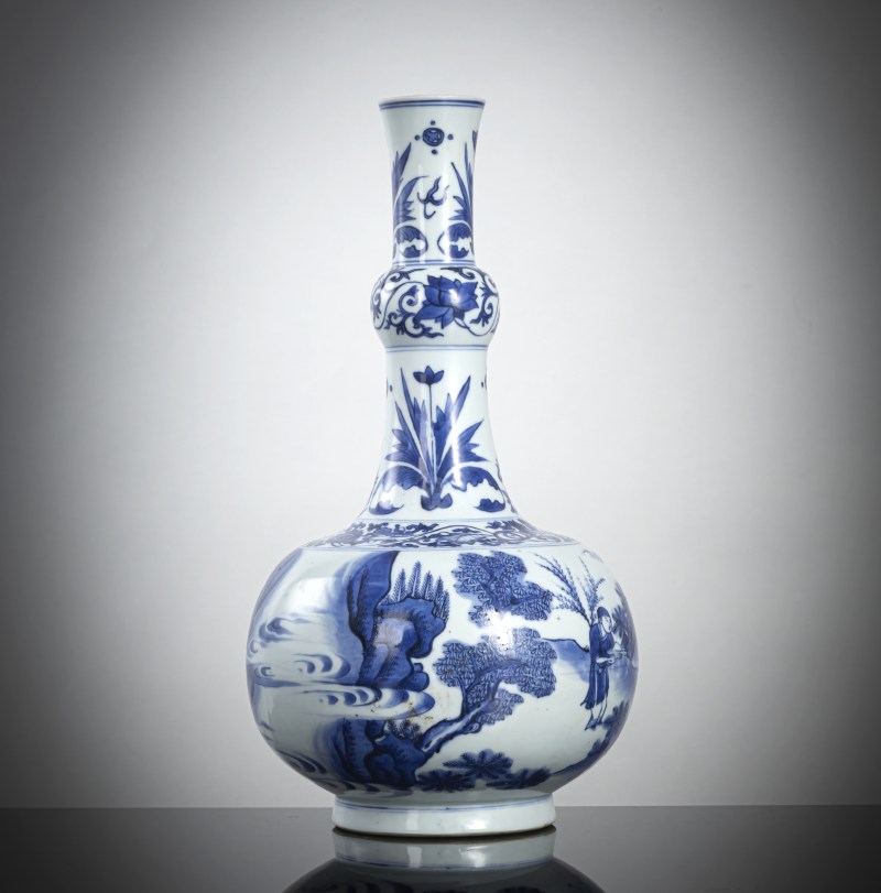 A fine porcelain bottle vase decorated in underglaze blue with a figural scene - 图3