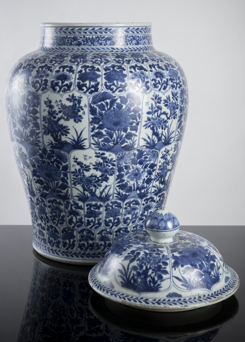 A large porcelain vase and cover decorated in underglaze blue with floral decoration in leaf-shaped reserves - 图4