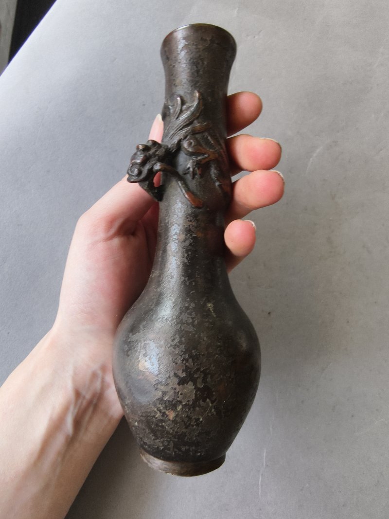 A group of three bronze vases - 图27