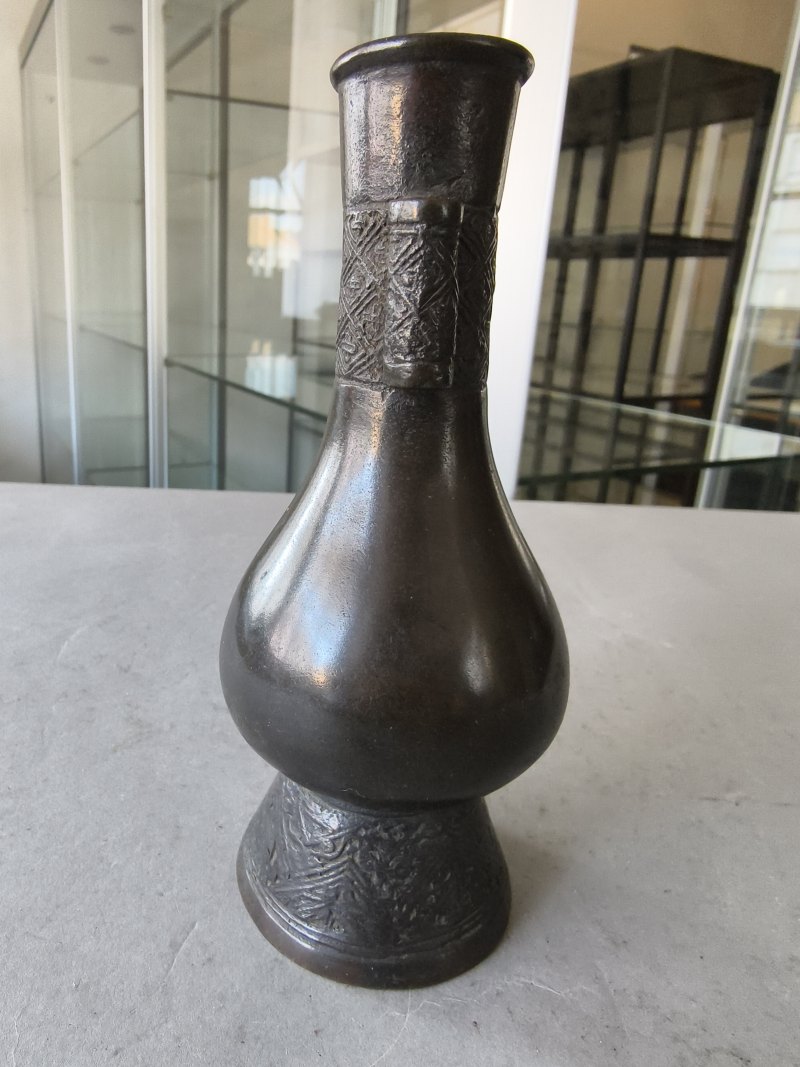 A group of three bronze vases - 图19