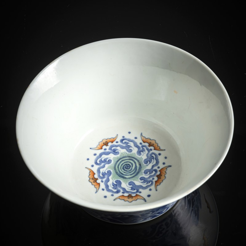 A 'doucai' porcelain waves and bats bowl - 图4