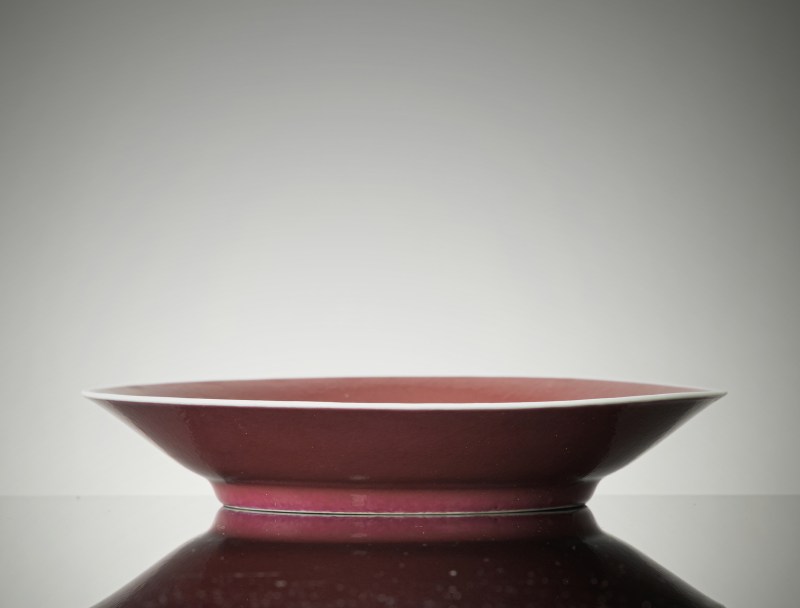 A porcelain plate with a cyclamen-coloured glaze - 图2
