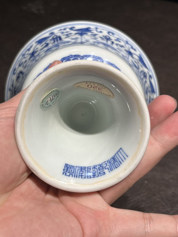 清乾隆 青花缠枝莲托八宝纹高足杯 - 图20
