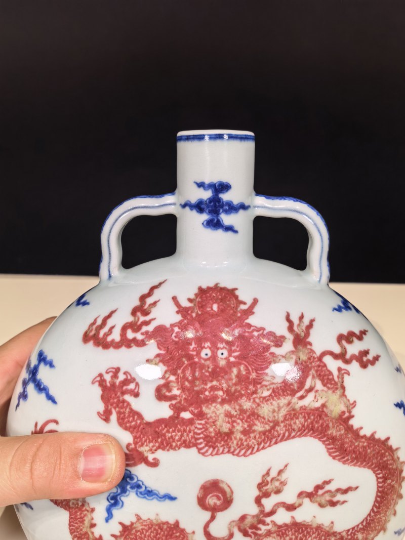 清乾隆 青花釉里红龙纹抱月瓶 - 图20