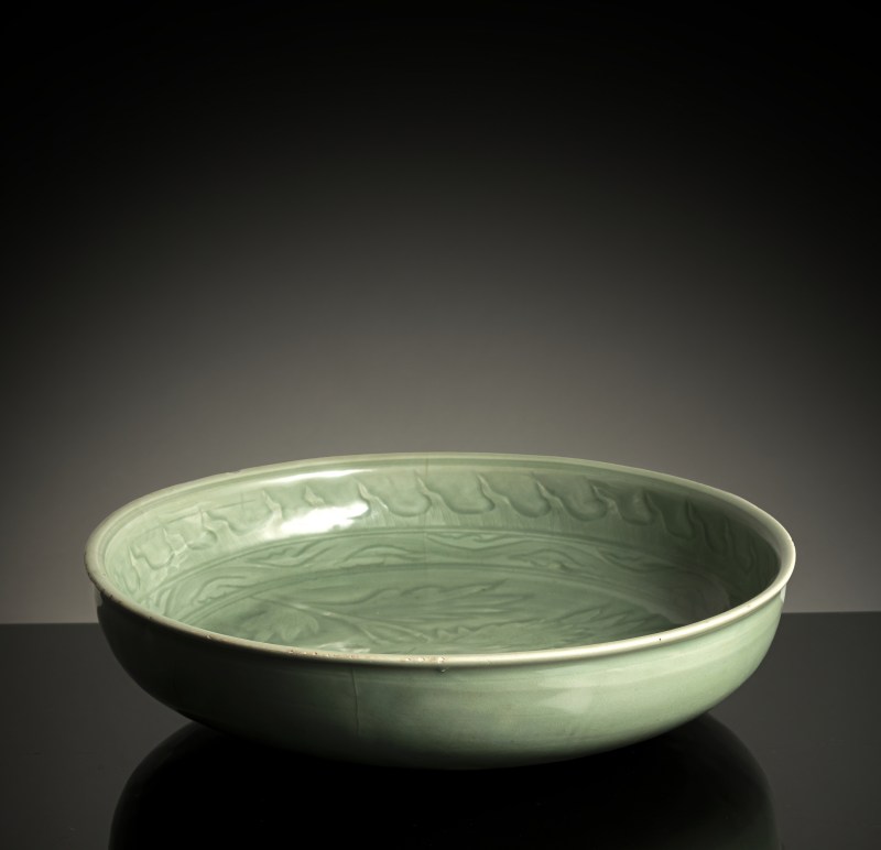 A RARE DEEP CELADON BOWL WITH A SINGLE PEONY BLOSSOM - 图2
