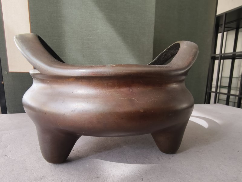 A tripod bronze incense burner with handles on the rim - 图6