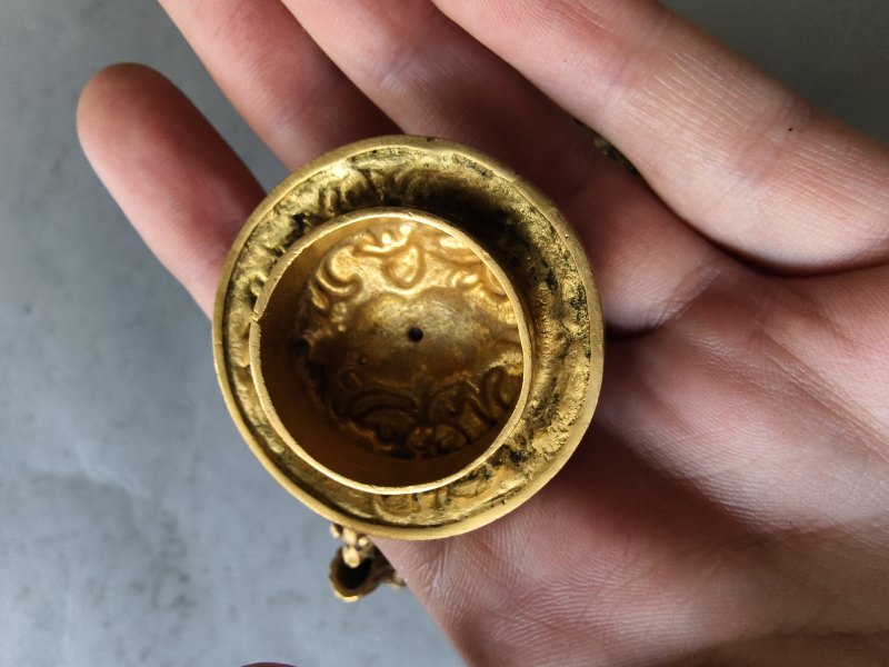 A fine gilt-bronze wine or teapot with champlevé decoration of lotus and foliage, the cover with a squirrel as knob - 图17