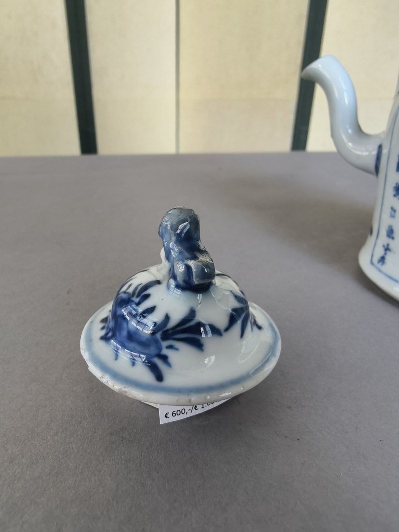 Underglaze blue teapot and cover with a bow handle with figure decoration in a boat and poem inscription - 图6
