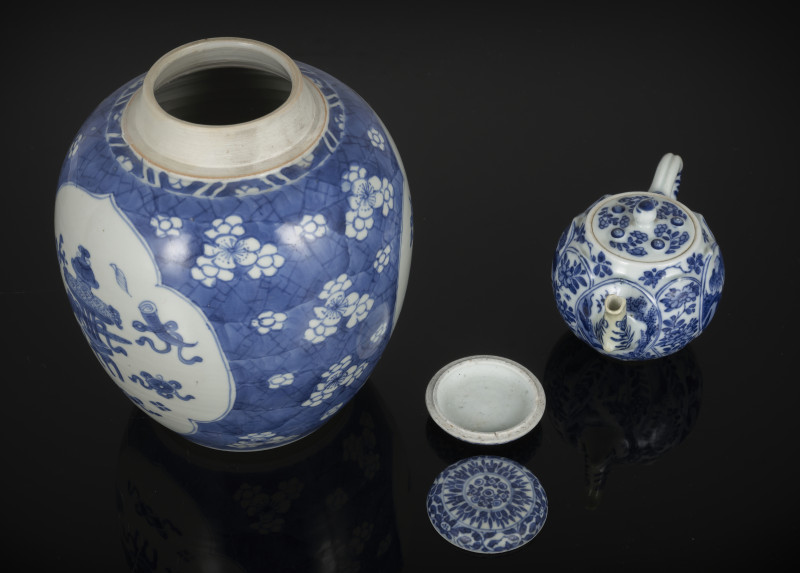 A Ginger jar with wooden cover, a teapot and cover and a box and cover, all with underglaze blue decoration - 图4